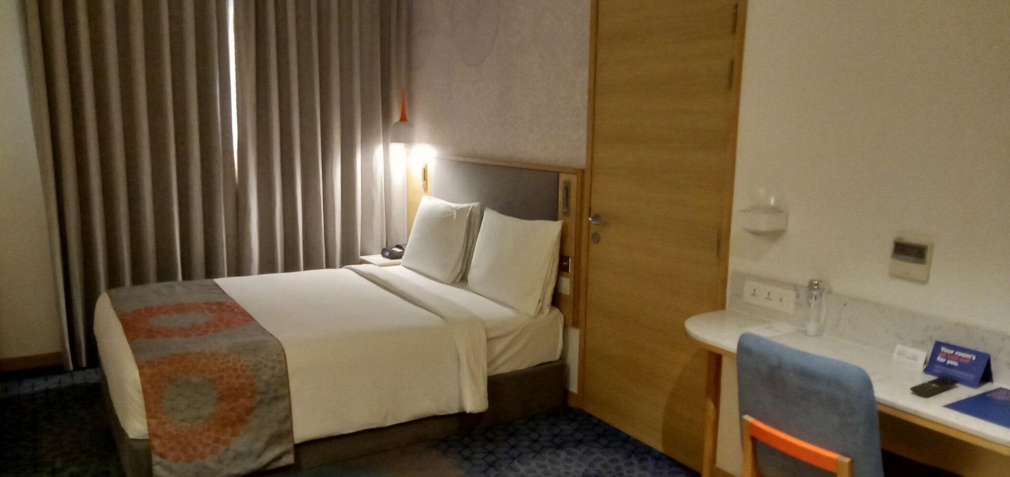 Holiday Inn Express Gurugram Sector 50 By Ihg Gurgaon Exteriör bild