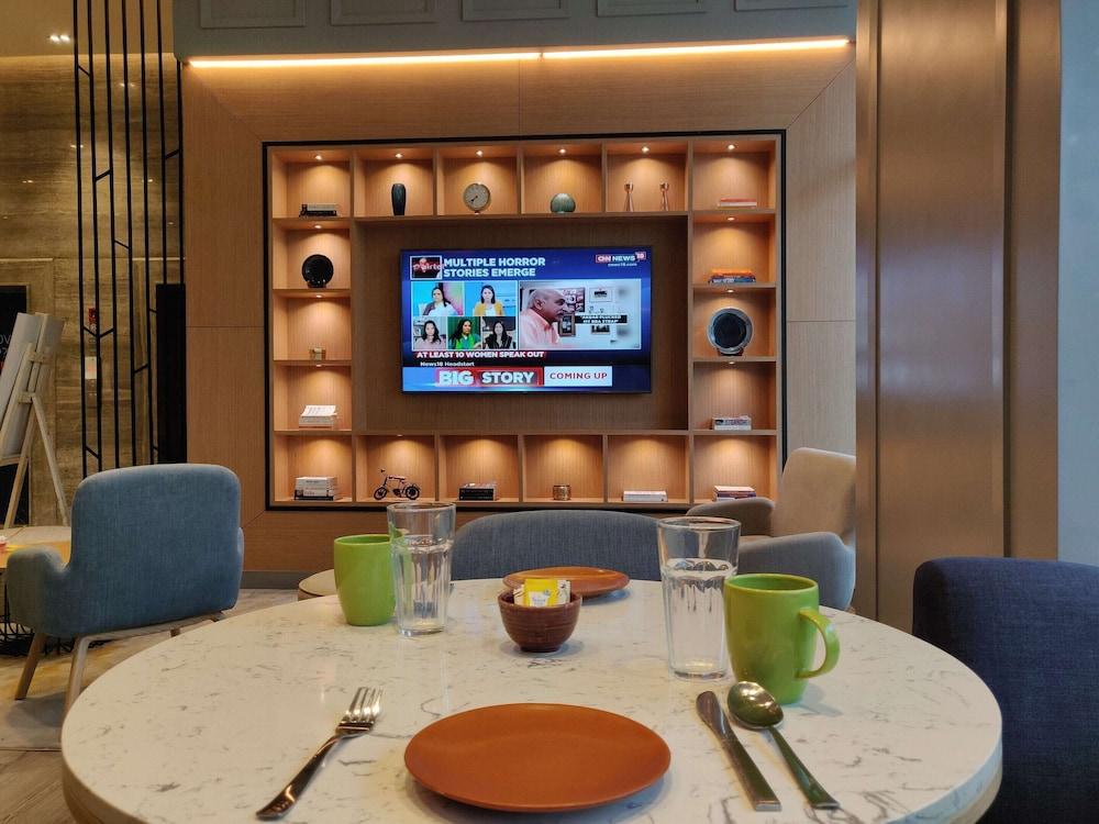 Holiday Inn Express Gurugram Sector 50 By Ihg Gurgaon Exteriör bild