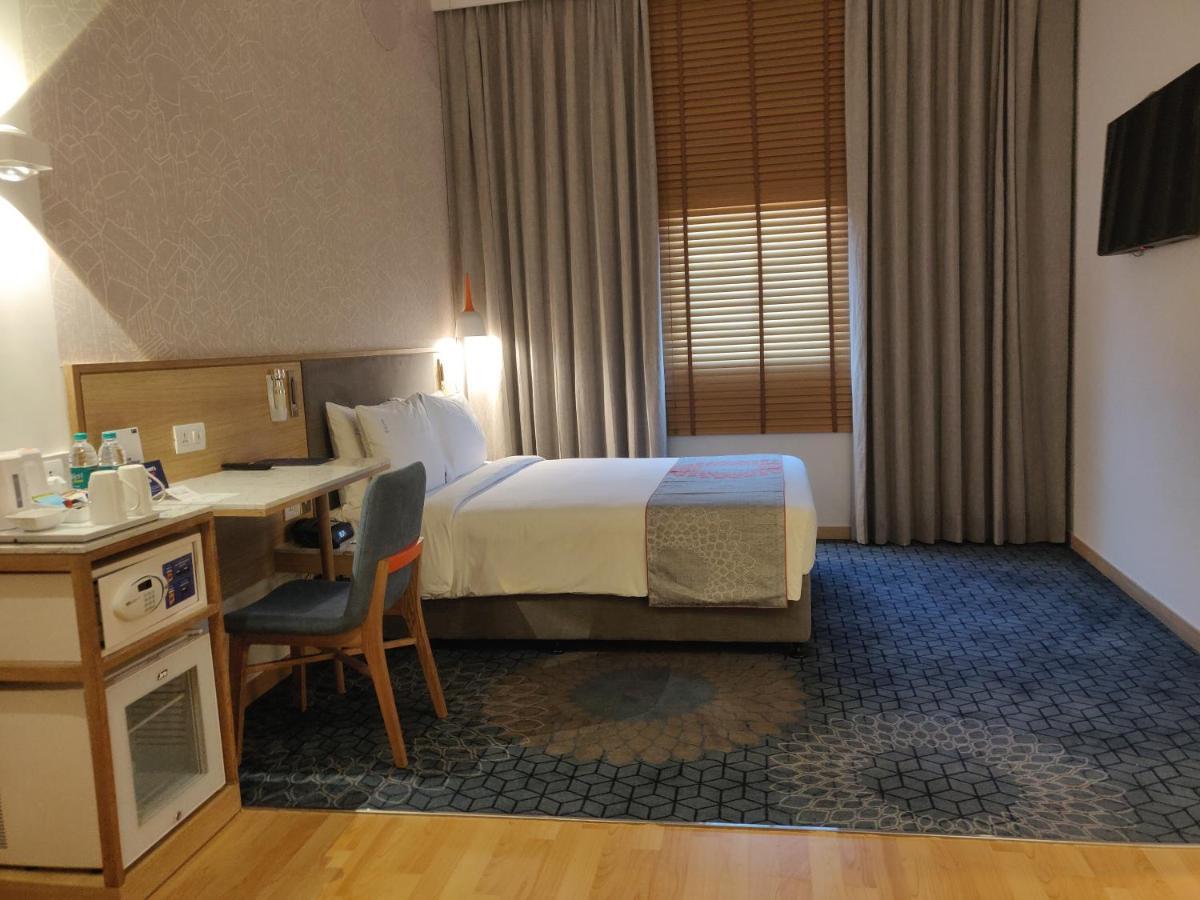Holiday Inn Express Gurugram Sector 50 By Ihg Gurgaon Exteriör bild