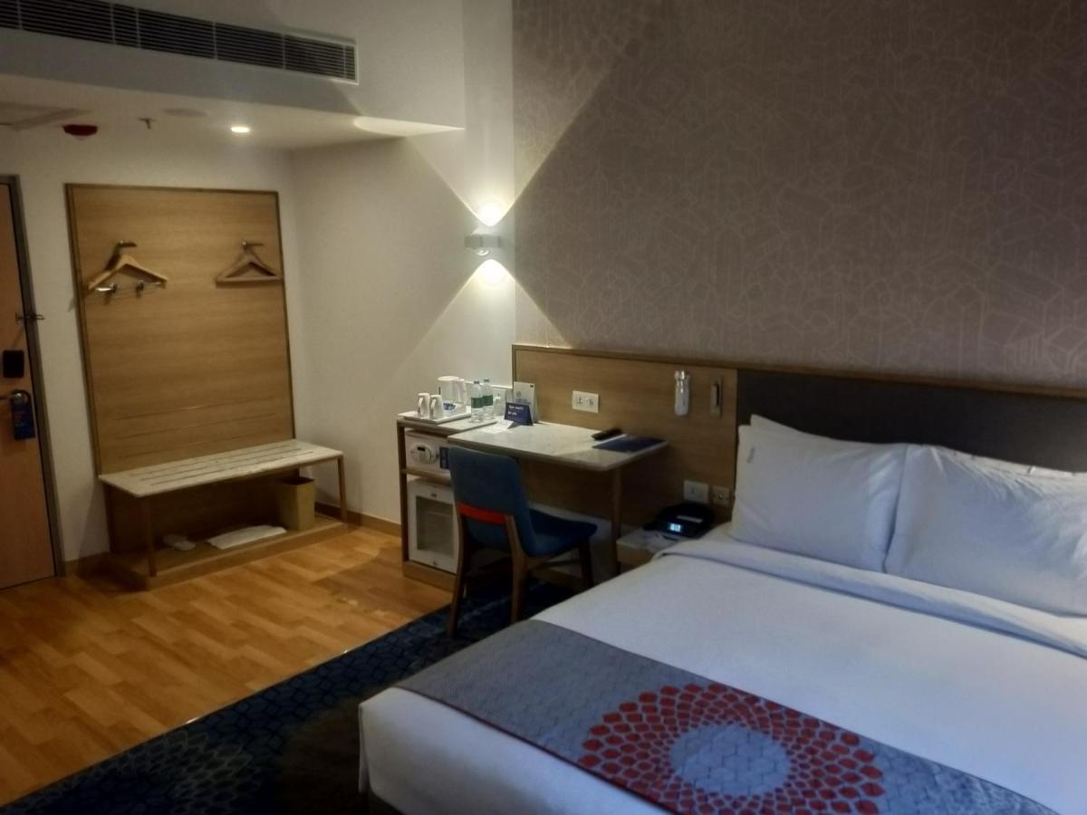 Holiday Inn Express Gurugram Sector 50 By Ihg Gurgaon Exteriör bild