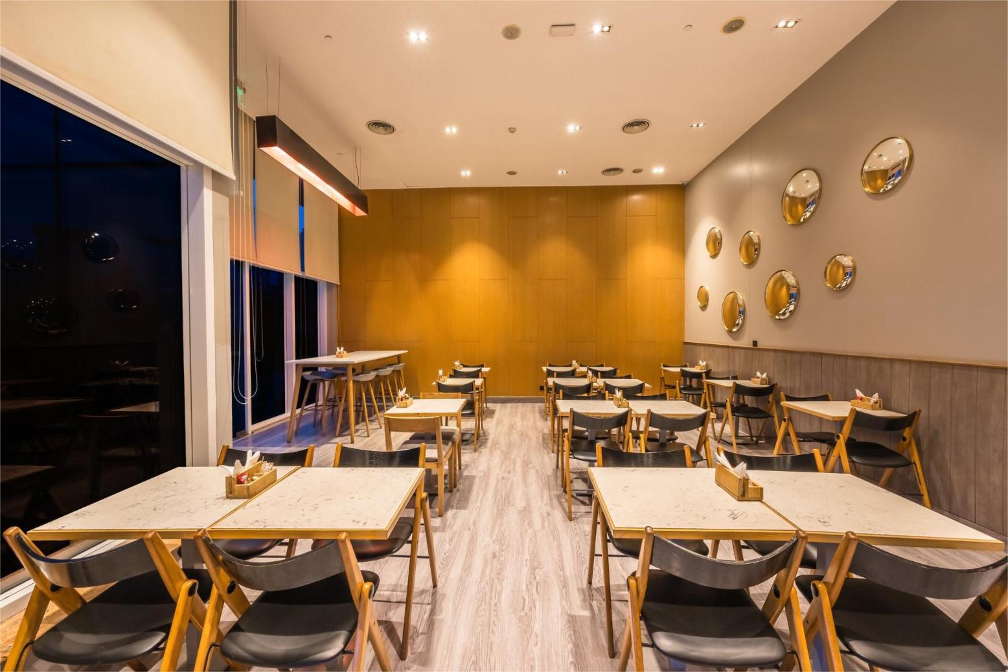Holiday Inn Express Gurugram Sector 50 By Ihg Gurgaon Exteriör bild