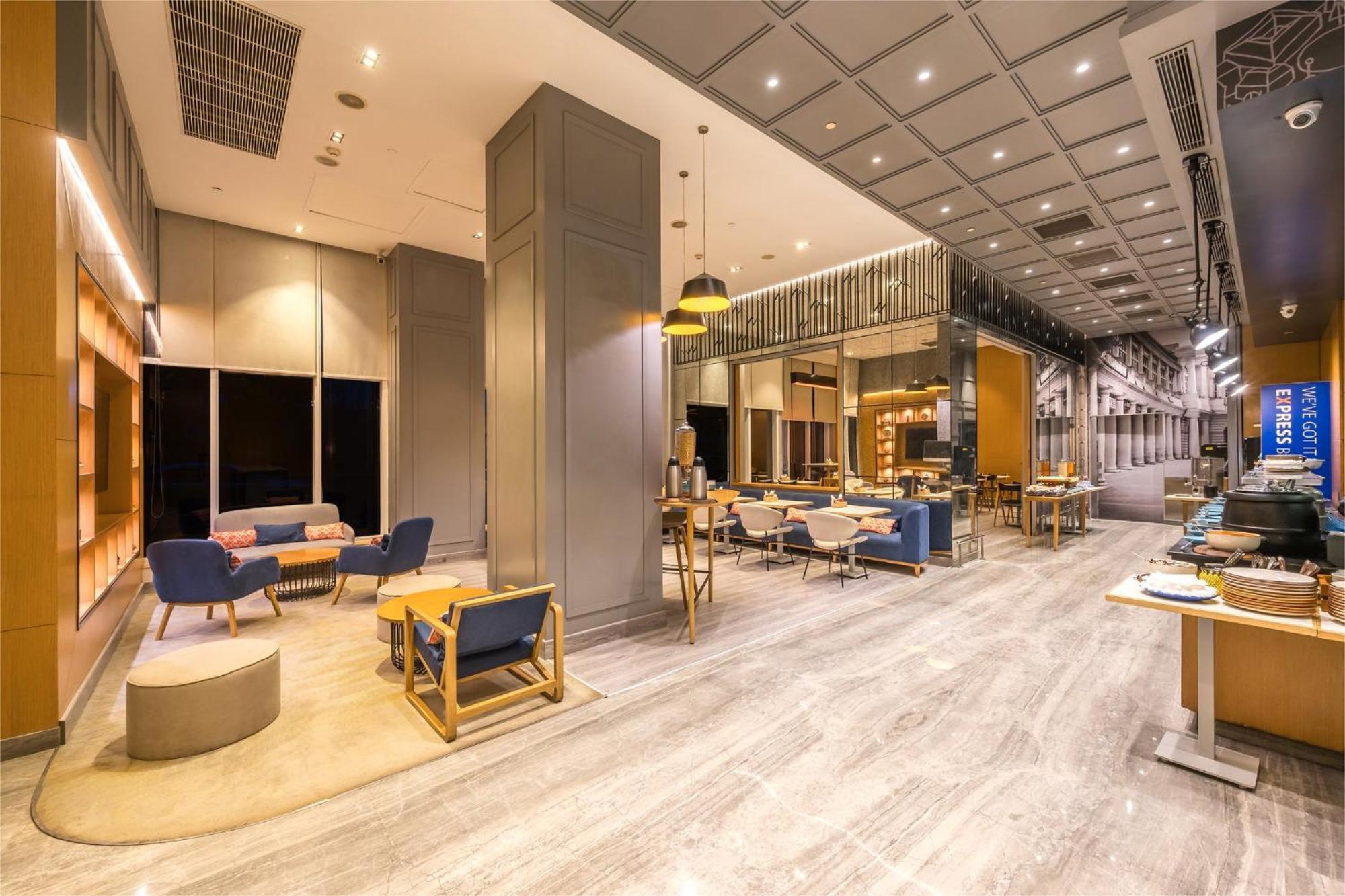 Holiday Inn Express Gurugram Sector 50 By Ihg Gurgaon Exteriör bild