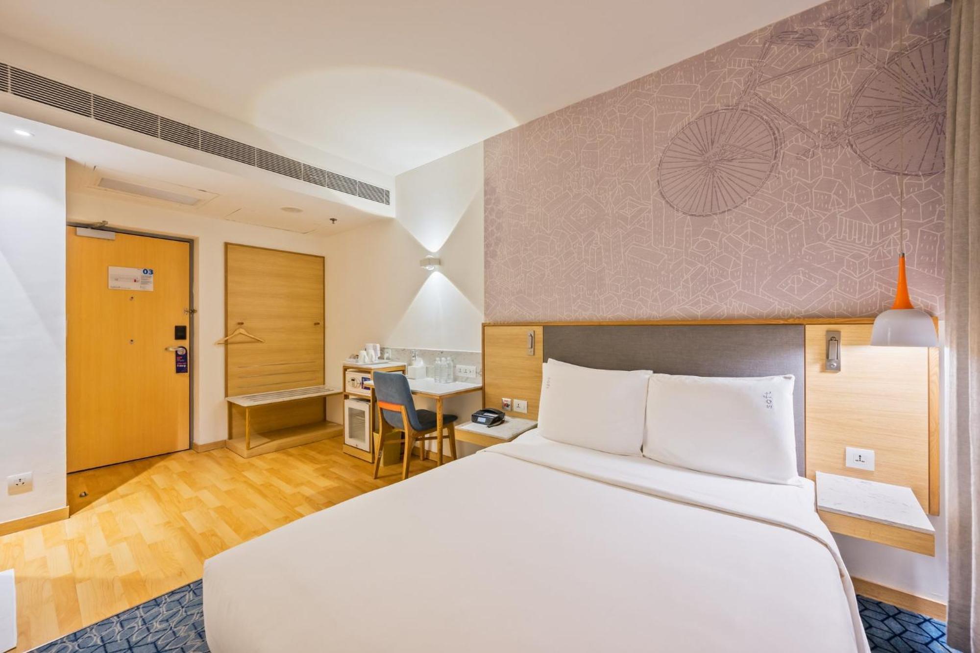 Holiday Inn Express Gurugram Sector 50 By Ihg Gurgaon Exteriör bild