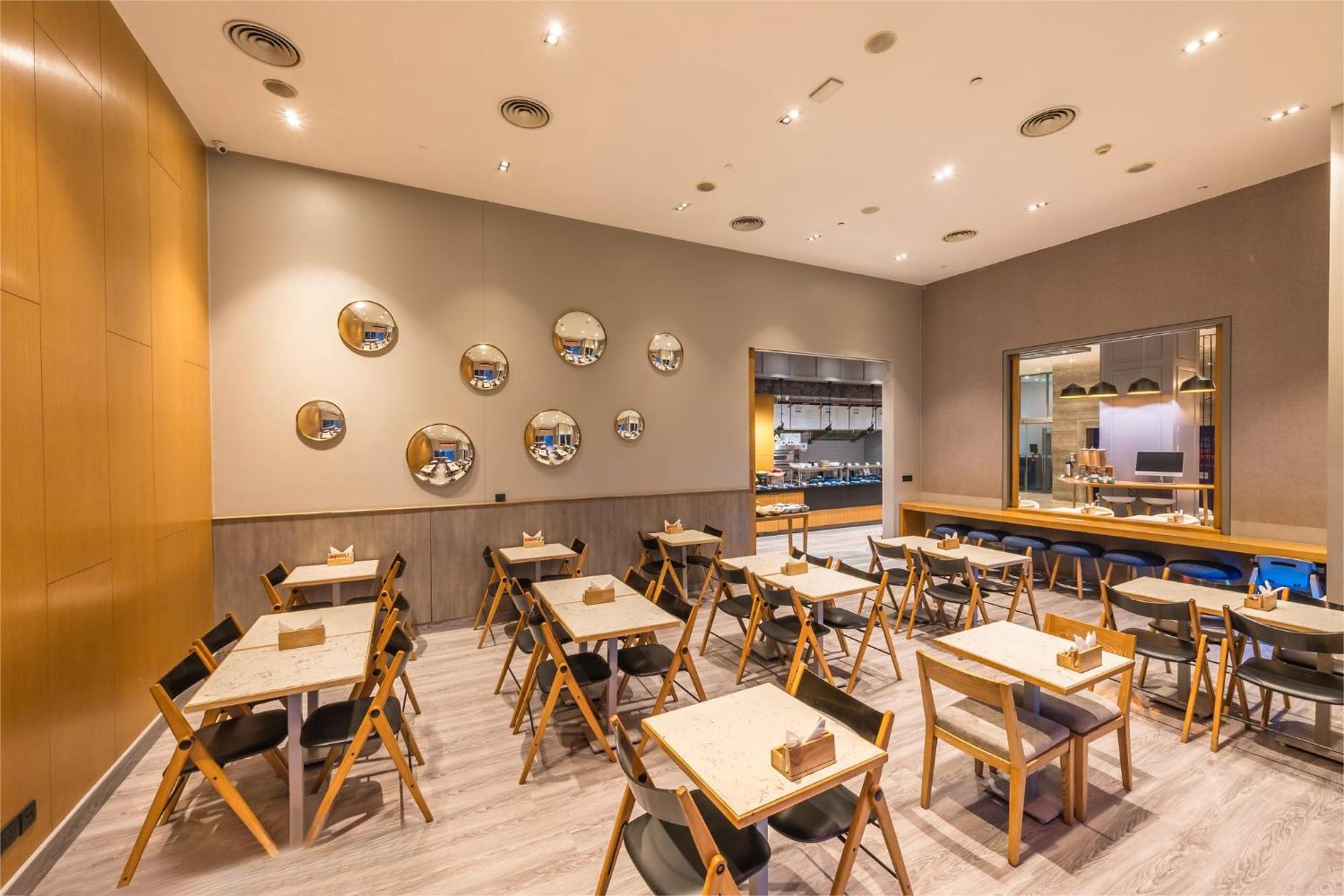 Holiday Inn Express Gurugram Sector 50 By Ihg Gurgaon Exteriör bild